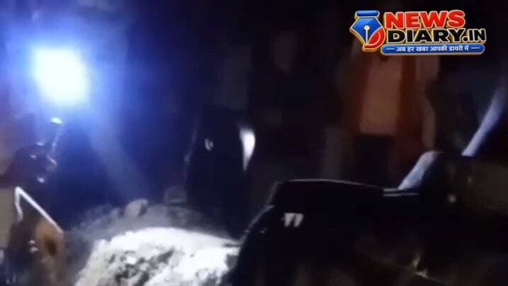 कोडरमा जिले के सतगावां थाना क्षेत्र के खुट्टा गांव के पास बीती देर रात हुई सड़क दुर्घटना में एक युवक की मौत हो गई, जबकि दूसरा गंभीर रूप से घायल हो गया।
मृतक की पहचान बिहार के रजौली थाना क्षेत्र के जुगनी गांव निवासी नरेश रविदास के रूप में हुई है, जबकि घायल युवक सतगावां थाना क्षेत्र के ठेसवा निवासी महेश रविदास के रुप मे हुई है। जानकारी के अनुसार दोनो युवक मोटरसाइकिल से बासोडीह की ओर से गावां की तरफ जा रहे थे तभी खुट्टा-बागी के समीप सड़क पर गिट्टी और डस्ट रखा हुआ था। विपरीत दिशा से आ रहे ट्रक की तेज रोशनी के कारण गिट्टी-डस्ट दिखाई नहीं दिया और बाइक उस पर चढ़कर अनियंत्रित हो गई। अनियंत्रित बाइक उछलकर विपरीत दिशा से आ रहे ट्रक की चपेट में आ गई। हादसे में एक युवक की मौके पर ही मौत हो गई, जबकि दूसरा गंभीर रूप से घायल हो गया। घटना के बाद मौके पर ग्रामीणों की भीड़ जुट गई। ग्रामीणों की मदद से दोनों को सामुदायिक स्वास्थ्य केंद्र सतगावां लाया गया, जहां चिकित्सकों ने नरेश रविदास को मृत घोषित कर दिया। गंभीर रूप से घायल महेश रविदास को प्राथमिक उपचार के बाद बेहतर इलाज के लिए कोडरमा रेफर कर दिया गया।
सूचना मिलते ही सतगावां थाना पुलिस मौके पर पहुंची और मामले की छानबीन शुरू कर दी है।