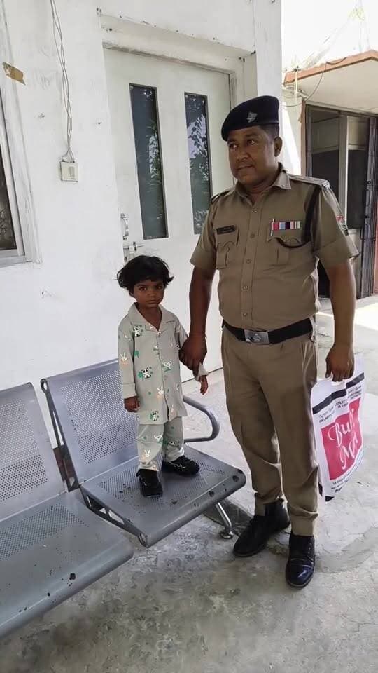 रुद्रपुर हाइवे पर घूमती मिली मासूम, अगर कोई पहचानता हो तो कोतवाली में करें संपर्क