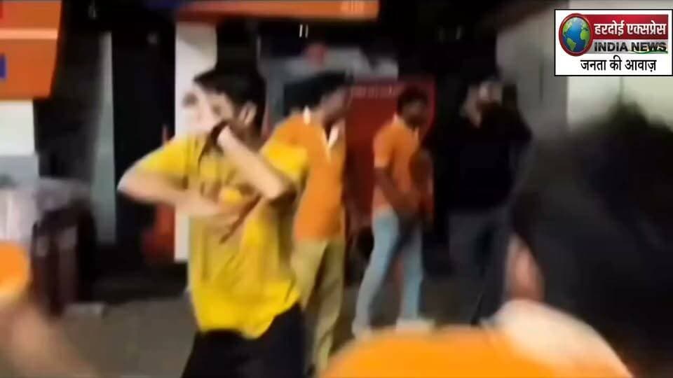 मध्य प्रदेश: पेट्रोल पंप पर बोतल में पेट्रोल न देने पर जमकर हुआ बवाल, वीडियो सोशल मीडिया पर वायरल
भोपाल मध्य प्रदेश के एक पेट्रोल पंप पर बोतल में पेट्रोल न देने को लेकर जमकर हंगामा और मारपीट की घटना सामने आई है। इस पूरे विवाद का वीडियो सोशल मीडिया पर तेजी से वायरल हो रहा है।
बोतल में पेट्रोल मांगने पर बढ़ा विवाद
जानकारी के अनुसार, कुछ लोग पेट्रोल पंप पर बोतल में पेट्रोल लेने पहुंचे थे। सुरक्षा नियमों का हवाला देते हुए जब पेट्रोल पंप कर्मचारियों ने बोतल में पेट्रोल देने से मना किया, तो आरोपी भड़क गए। देखते ही देखते बहसबाजी बढ़ गई और बात हाथापाई तक पहुंच गई।
जमकर चले लात-घूंसे
वायरल हो रहे वीडियो में देखा जा सकता है कि ग्राहकों और पेट्रोल पंप कर्मियों के बीच तीखी बहस के बाद जमकर मारपीट हुई। इस दौरान मौके पर अफरा-तफरी का माहौल बन गया और अन्य लोग बीच-बचाव करते नजर आए।
सुरक्षा नियमों की अनदेखी पर सवाल
नियमों के मुताबिक, सुरक्षा कारणों से पेट्रोल पंपों पर खुली बोतल या कैन में ज्वलनशील पदार्थ देने पर पाबंदी है। हालांकि, अक्सर ऐसे मामलों को लेकर विवाद देखने को मिलते हैं। वीडियो वायरल होने के बाद स्थानीय स्तर पर घटना का संज्ञान लिया जा रहा है।