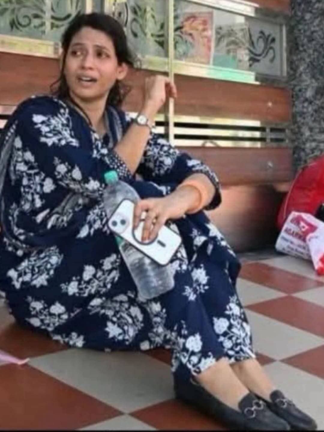 चर्चित आईपीएस अधिकारी और खगड़िया पुलिस अधीक्षक भानु प्रताप सिंह और उनकी पत्नी पूजा के बीच चल रहा वैवाहिक विवाद अब भरतपुर तक पहुंच गया है। करीब 10 साल पहले परिवार की नाराजगी के बावजूद शादी करने वाले दंपती के रिश्ते में अब तलाक की स्थिति बन गई है। पूजा बिहार के खगड़िया जिले के एसपी भानु प्रताप सिंह का पति-पत्नी का विवाद शहर के मथुरा गेट थाने तक जा पहुंचा है। एसपी उत्तर प्रदेश के फतेहपुर सीकरी के रहने वाले हैं और उनका परिवार भरतपुर शहर के गीता कॉलोनी में किराये के मकान में रहता है। कुछ दिन से एसपी भानु प्रताप छह वर्ष की बेटी को लेकर भरतपुर ही थे, लेकिन बिहार से पत्नी पहुंची तो वह यहां से निकल गए। पत्नी का पीहर भी झुंझुनूं जिले के उदयपुरवाटी तहसील तिवारी का वास में है।
एसपी की पत्नी पूजा ने थाने में बताया है कि भानु प्रताप सिंह से उनकी मुलाकात वर्ष 2015 में किसी कार्यक्रम में हुई थी। इसके बाद 16 जनवरी 2016 को परिजनों की नाराजगी के बाद भी उनके साथ शादी की। करीब पांच वर्ष तक भरतपुर के ही एक निजी स्कूल में महिला शिक्षक के रूप में कार्य किया। यूपीएससी में चयन होने के बाद वह पुलिस अधिकारी बन गए। इसके बाद सब कुछ अच्छा चलता रहा, लेकिन अब पति छह वर्ष की बेटी को मुझसे दूर करना चाहते हैं।
एसपी की पत्नी पूजा पहले गीता कॉलोनी में ससुराल पहुंची, जहां करीब एक घंटे तक कोशिश करने के बाद भी परिजनों ने गेट नहीं खोला। ऐसे में वह विजय नगर स्थित पति की बहन के यहां पहुंची तो वहां भी गेट नहीं खोला। थाने पहुंची तो एसएचओ ने एसपी से बात की। उन्हें पारिवारिक विवाद कहते हुए कार्रवाई से इंकार कर दिया। देर रात तक पूजा थाने में ही बैठी रहीं।
कौन हैं एसपी भानु प्रताप सिंह?
भानु प्रताप सिंह बिहार कैडर के आईपीएस अधिकारी हैं। वह उत्तर प्रदेश के फतेहपुर सीकरी के रहने वाले हैं। उन्होंने हिंदी साहित्य में मास्टर्स किया है। इसी विषय के साथ उन्होंने यूपीएससी सिविल सेवा परीक्षा में सफलता प्राप्त की है। बताया जाता है कि 2018 से 2020 के बीच उन्होंने लगातार तीन बार यूपीएससी की परीक्षा पास की। बिहार के चर्चित पुलिस अधिकारियों में गिने जाते हैं।
कुछ दिन पहले वायरल हुआ था एसपी का ऑडियो
बिहार के चर्चित आईपीएस अधिकारी भानु प्रताप सिंह का एक ऑडियो सोशल मीडिया पर हाल में ही वायरल हुआ था। इसमें उन्होंने पत्नी पूजा से चल रहे विवाद पर अपनी बात रखी थी। इसमें वह धनवंत सिंह राठौड़ से बातचीत करते सुनाई दे रहे हैं। इसमें भानु प्रताप सिंह ने कहा कि उनके साथ क्या गुजर रही है, इसे भी समझने की जरूरत है। उन्होंने बताया कि मामला न्यायालय में चल रहा है। वायरल ऑडियो में भानु प्रताप सिंह कहते हैं कि अब आगे क्या होगा, इसका फैसला न्यायालय करेगा।
उन्होंने बातचीत के दौरान आमने-सामने बैठकर बात करने की इच्छा भी जताई। उन्होंने कहा कि जहां बुलाया जाएगा, वहां वह आने के लिए तैयार है। अच्छे लोगों के साथ बैठकर बातचीत करने की बात भी स्वीकार की है। भानु प्रताप सिंह के अनुसार उनकी स्थिति फिलहाल ठीक नहीं है। उन्होंने बताया कि वह मेडिसिन ले रहे हैं। स्थिति बेहतर होने के बाद वह बातचीत के लिए तैयार है।
पूजा बोलीं- मेरी मौत नहीं आई
पूजा ने दावा किया कि वह लंबे समय से मानसिक प्रताड़ना झेल रही हैं। उन्होंने आरोप लगाया कि उनकी छह साल की बेटी को उनसे दूर किया जा रहा है। मानसिक तनाव के बीच उन्होंने फिनाइल पी लिया था। इसके बाद पटना के आइजीआइएमएस में भर्ती कराया गया था। इलाज के बाद उनकी हालत में सुधार हुआ। उन्होंने कहा कि उनकी सबसे बड़ी इच्छा परिवार बचाना है। उन्हें पति और बेटी दोनों चाहिए। वह किसी तरह का विवाद नहीं चाहती हैं।
परिवार के साथ रहना चाहती हैं पूजा
पूजा ने कहा कि वह सिर्फ अपने परिवार को फिर से साथ देखना चाहती हैं। पूजा ने बताया कि उनकी और भानु प्रताप सिंह की लव मैरिज हुई थी। उनके मुताबिक शादी के चार साल बाद भानु प्रताप सिंह आईपीएस बने उनके पति के संघर्ष के दिनों में उनका साथ दिया। अब वह सवाल उठा रही हैं कि साथ मिलकर शुरू किया गया परिवार इस स्थिति तक कैसे पहुंच गया। पूजा ने कहा कि उनके पति की ओर से न्यायालय में तलाक की अर्जी दाखिल की गई है। उनके पास न पैसा है और न पावर। वह अपने परिवार को टूटता नहीं देखना चाहती।