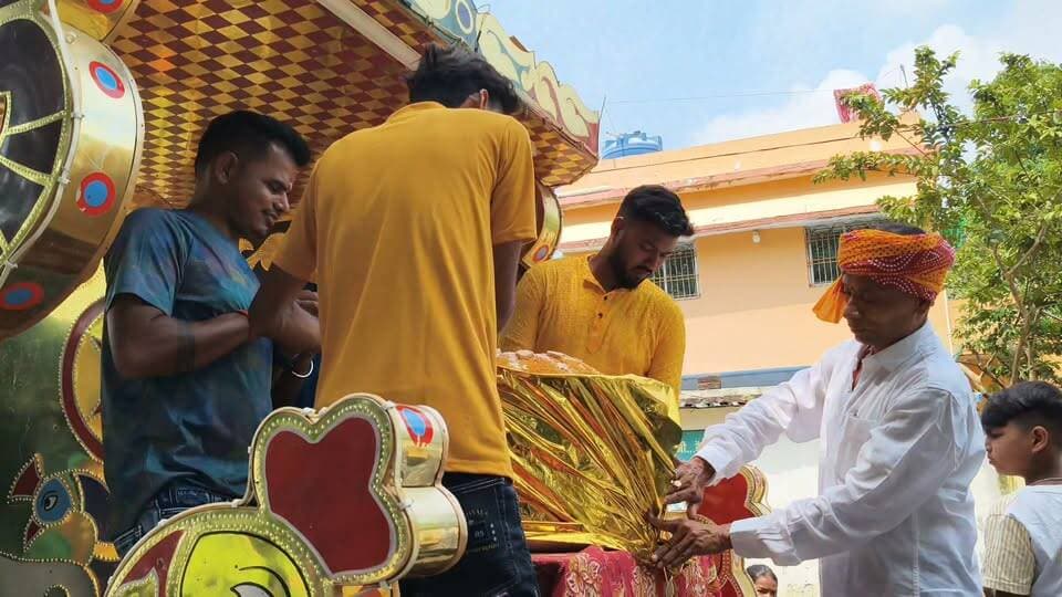 गणेश चतुर्थी महोत्सव के अवसर पर तिसरी के समाजसेवी राजकुमार शर्मा के द्वारा 101kg मोदक गणेश जी को भेंट की जा रही है