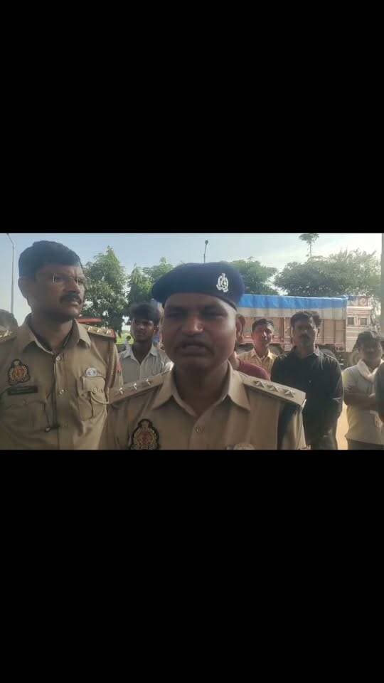 मिर्जापुर लालगंज हादसे पर जानकारी देते क्षेत्राधिकारी अमर बहादुर