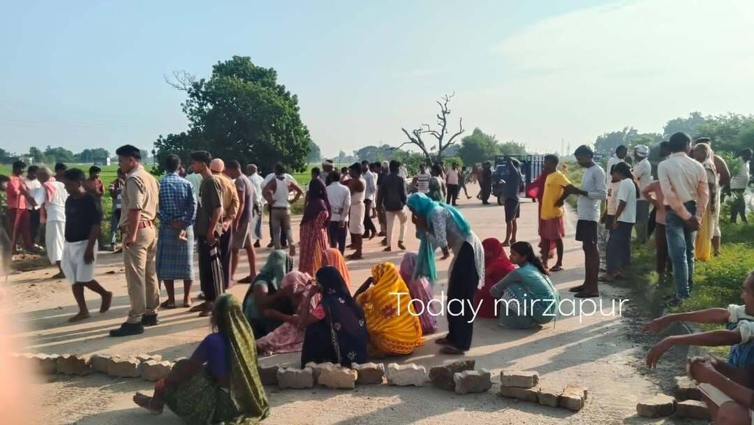 मिर्जापुर में दर्दनाक सड़क हादसा
अनियंत्रित ट्रक ने साइकिल सवार दो लोगों को रौंदा, मौके पर मौत
मिर्जापुर। शौच के लिए नदी की तरफ गए 50 वर्षीय शिवनाथ और 13 वर्षीय प्रियांशु लौटते समय दर्दनाक सड़क हादसे का शिकार हो गए। हिंदुस्तान पेट्रोल पंप के सामने अनियंत्रित ट्रक ने दोनों को टक्कर मार दी, जिससे उनकी मौके पर ही मौत हो गई।
हादसे की खबर मिलते ही परिजनों और ग्रामीणों में आक्रोश फैल गया। लोगों ने NH-135 की दोनों पटरी जाम कर दी। सूचना पर पहुंची पुलिस स्थिति को संभालने और जाम खुलवाने में जुटी है।
#मिर्जापुर #सड़कहादसा #TruckAccident #NH135 #MirzapurNews #TodayMirzapurNews