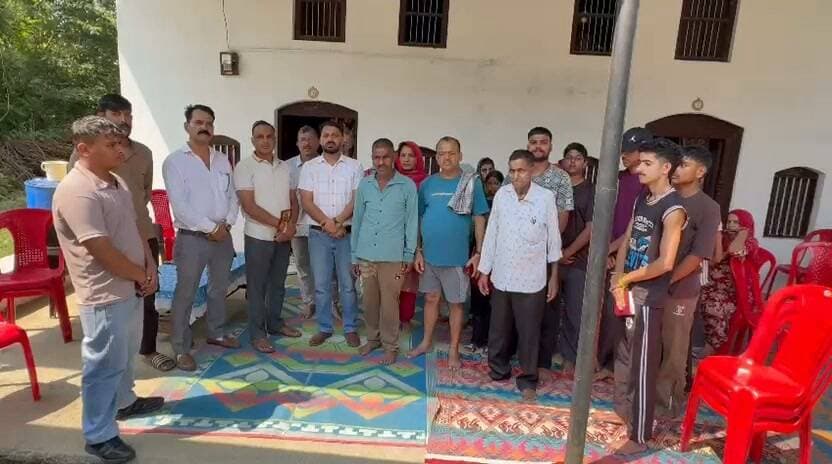 *लोंगनी गांव में कुसुम फाउंडेशन के अध्यक्ष डॉ. विशाल राणा का ग्रामीणों ने किया भव्य स्वागत*
प्रदीप ठाकुर ( रक्कड़)आज कुसुम फाउंडेशन के अध्यक्ष डॉ. विशाल राणा ने लोंगनी गांव में शिरकत की। गांव में पधारने पर समस्त ग्रामवासियों ने डॉ. विशाल राणा का स्वागत एवं अभिनंदन किया।इस अवसर पर डॉ. विशाल राणा ने ग्रामीणों को संबोधित करते हुए कुसुम फाउंडेशन के उद्देश्यों और कार्यों के बारे में विस्तार से जानकारी दी। उन्होंने बताया कि कुसुम फाउंडेशन किस तरह गरीब एवं जरूरतमंद लोगों की सहायता के लिए सदैव तत्पर रहती है। फाउंडेशन का मुख्य लक्ष्य समाज के वंचित वर्ग को शिक्षा, चिकित्सा और सामाजिक क्षेत्र में सहायता प्रदान करना है।
डॉ. राणा ने कहा कि फाउंडेशन को गांव-गांव तक कैसे शुरू और मजबूत किया जाए, इस पर सभी के सहयोग की आवश्यकता है ताकि कोई भी गरीब व्यक्ति शिक्षा और इलाज से वंचित न रहे।
इस मौके पर डॉ. राणा ने उपस्थित सभी सम्मानित जनों को मोमेंटो देकर सम्मानित किया।
कार्यक्रम में मुख्य रूप से बलवीर जी, पूर्व वार्ड सदस्य विनोद जी, सोनू जी, वार्ड सदस्य नीलम जी, सुशांत, ऋषव, आदित्य, तुषार सहित गांव के अनेक गणमान्य व्यक्ति उपस्थित रहे।
अंत में सोनू जी, विनोद जी और वार्ड सदस्य नीलम जी ने समस्त ग्रामवासियों की ओर से गांव में पधारने पर डॉ. विशाल राणा का आभार व्यक्त किया और उनके द्वारा किए जा रहे सामाजिक कार्यों की सराहना की।