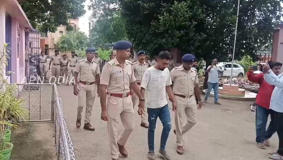 ହୋମଗାର୍ଡ ଆକ୍ରମଣକାରୀଙ୍କୁ ଗିରଫ କରି ଜଗତସିଂହପୁର ବଜାର ବୁଲାଇଲା ପୋଲିସ
#apnodia #jagatsinghpur #follower