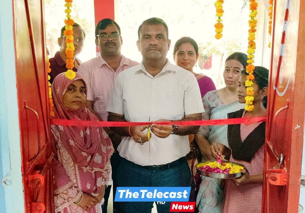 संडीला में प्रोजेक्ट उड़ान का शुभारंभ, कक्षा 8 से 10 तक के विद्यार्थियों को मिलेगा निशुल्क मार्गदर्शन
.
<nis:link nis:type=tag nis:id=हरदोई। nis:value=हरदोई। nis:enabled=true nis:link/> कन्या उच्च प्राथमिक विद्यालय बेगमगंज में सोमवार, 14 सितंबर को प्रोजेक्ट उड़ान का शुभारंभ खंड शिक्षा अधिकारी संडीला डॉ. बृजेश कुमार त्रिपाठी ने किया। कार्यक्रम की शुरुआत मां सरस्वती के चित्र के समक्ष दीप प्रज्वलन के साथ हुई। विद्यालय की प्रधानाध्यापिका श्रीमती मुमताज बेगम ने खंड शिक्षा अधिकारी का स्वागत किया। छात्राओं ने सरस्वती वंदना, स्वागत गीत और समूह गान प्रस्तुत किया। इसके बाद डॉ. बृजेश कुमार त्रिपाठी ने फीता काटकर प्रोजेक्ट उड़ान का औपचारिक शुभारंभ किया।
कार्यक्रम को संबोधित करते हुए खंड शिक्षा अधिकारी डॉ. बृजेश कुमार त्रिपाठी ने कहा कि प्रोजेक्ट उड़ान कक्षा 8, 9 और 10 के विद्यार्थियों के लिए एक महत्वाकांक्षी पहल है। इसके माध्यम से इंजीनियर और डॉक्टर बनने का लक्ष्य रखने वाले विद्यार्थी लाभ उठा सकते हैं। उन्होंने बताया कि यह सुविधा विद्यार्थियों के लिए पूरी तरह निशुल्क है।
उन्होंने कहा कि प्रोजेक्ट उड़ान से जुड़कर विद्यार्थी अपने भविष्य को बेहतर दिशा दे सकते हैं। संडीला ब्लॉक में इसकी शुरुआत ग्रामीण क्षेत्र के विद्यार्थियों के लिए महत्वपूर्ण अवसर साबित हो सकती है।कार्यक्रम में पूनम सिंह, दुर्गेश, विक्रांत कुमार, संरक्षा सिंह, संजीव बघेल सहित विद्यालय के शिक्षक, अभिभावक और छात्राएं मौजूद रहीं।
<nis:link nis:type=tag nis:id=thetelecast nis:value=TheTelecast nis:enabled=true nis:link/> | H. Shyam Bajpai