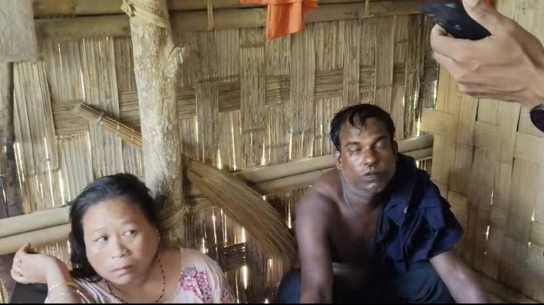 মনুতে কথিত অবৈধ সম্পর্কের অভিযোগে পুরুষ-মহিলা বাবুর বাজারের নেসার আলী ও এক মহিলাকে বাড়ি থেকে আটক করে পুলিশের হাতে তুলে দিলেন এলাকাবাসী
এলাকাবাসীর দাবি—পরকীয়ার অভিযোগ, নেসার আলীর দাবি—ওই মহিলা তার পরিচিত
