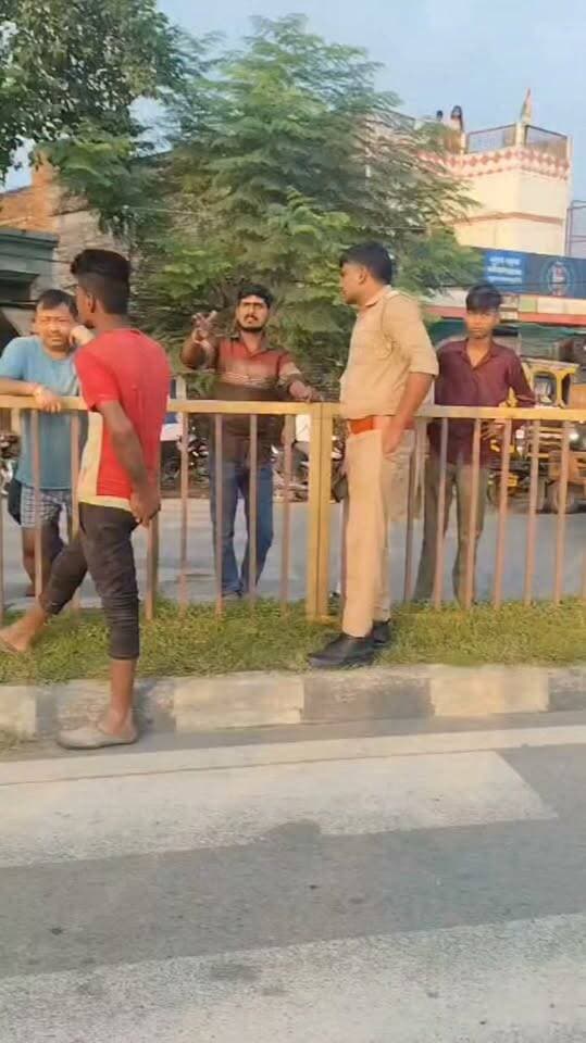 प्रयागराज में सुबह-सुबह दर्दनाक हादसा, ट्रक ने मां और दो साल के मासूम को कुचला, दोनों की मौत
पानी लेने निकली थी महिला, सरस्वती हाईटेक सिटी के सामने तेज रफ्तार ट्रक ने मारी टक्कर; मौके पर मचा हड़कंप
यूनाइटेड भारत बारा
मनोज कुमार बिन्द
प्रयागराज। औद्योगिक क्षेत्र थाना अंतर्गत महूवारी स्थित सरस्वती हाईटेक सिटी के सामने सोमवार सुबह करीब छह बजे एक दर्दनाक सड़क हादसे में महिला और उसके दो वर्षीय मासूम बेटे की मौत हो गई। बताया जा रहा है कि दोनों सुबह पानी लेने के लिए जा रहे थे, तभी तेज रफ्तार ट्रक ने उन्हें अपनी चपेट में ले लिया। हादसा इतना भीषण था कि दोनों ने मौके पर ही दम तोड़ दिया।
मृतकों की पहचान माया देवी पत्नी परमचंदर उर्फ बचनू और उनके दो वर्षीय पुत्र खतरू के रूप में हुई है। घटना की जानकारी मिलते ही आसपास के इलाके में हड़कंप मच गया और मौके पर लोगों की भीड़ जुट गई।
परिजनों के अनुसार मृतक परिवार मूल रूप से मध्य प्रदेश के रीवा जिले के शाहपुर थाना क्षेत्र के बिलोही कला, पोस्ट हनुमना गांव का रहने वाला है। परिवार पिछले करीब चार वर्षों से सरस्वती हाईटेक सिटी के पास झोपड़पट्टी में रहकर मजदूरी करता था।
सोमवार की सुबह रोजमर्रा की तरह माया देवी अपने मासूम बेटे के साथ पानी लेने निकली थीं। इसी दौरान तेज रफ्तार ट्रक ने दोनों को कुचल दिया। हादसे में मां और बेटे की मौत की खबर मिलते ही परिवार में कोहराम मच गया।
सूचना पर पहुंची पुलिस ने दोनों शवों को कब्जे में लेकर पोस्टमार्टम के लिए भेज दिया। पुलिस द्वारा हादसे के कारणों और ट्रक चालक के संबंध में जांच की जा रही है। घटना के बाद पीड़ित परिवार का रो-रोकर बुरा हाल है।