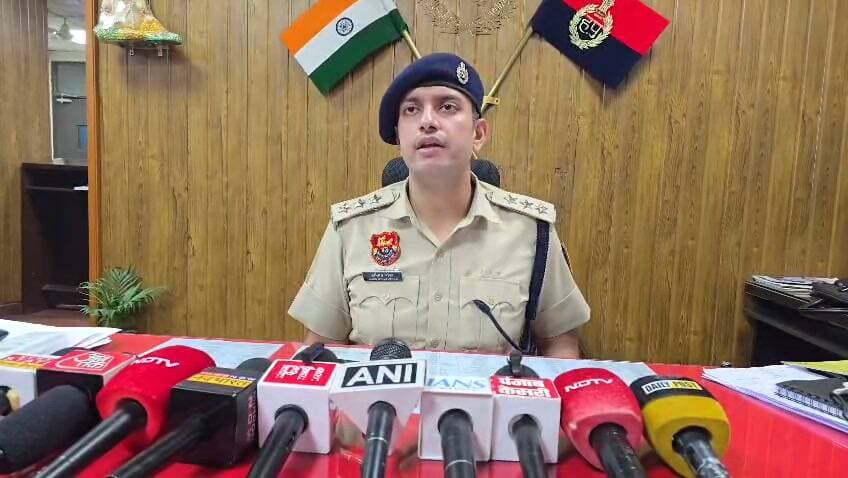 *गोल्फ कोर्स रोड पर महिला राइडर को टक्कर मारने के मामले में गुरुग्राम पुलिस ने लिया स्वत: संज्ञान, आरोपी कार चालक के विरुद्ध किया जा रहा है अभियोग अंकित।*
*पीड़िता से भी गुरुग्राम पुलिस द्वारा किया जा रहा है संपर्क*
`गुरुग्राम: 14 सितंबर 2026`
▪️दिनांक 14.09.2026 को सोशल मीडिया पर प्रसारित वीडियो जिसमें गोल्फ-कोर्स रोड पर एक कार चालक ने एक बाइक राइडर महिला को टक्कर मारने की वारदात को अंजाम दिया था। जिसमें गुरुग्राम पुलिस को पीड़ित की तरफ से कोई शिकायत प्राप्त नहीं है। गुरुग्राम पुलिस द्वारा इस मामले में स्वत: संज्ञान लेते हुए आरोपी कार चालक के विरुद्ध थाना सैक्टर-56, गुरुग्राम में सम्बंधित धाराओं के तहत अभियोग अंकित किया जा रहा है।
▪️ गुरुग्राम पुलिस द्वारा अंकित किए जा रहे उपरोक्त अभियोग में आरोपी को भी जल्दी ही काबू करके अभियोग में नियमानुसार गिरफ्तार किया जाएगा।
▪️ गुरुग्राम पुलिस द्वारा कानून की उल्लंघना करने वालों के विरुद्ध सख्त कार्यवाही करने की नीति है। गुरुग्राम पुलिस कानून से खिलवाड़ किसी भी कीमत पर बर्दाश्त नहीं करेगी तथा इस प्रकार की गतिविधियों को अंजाम देने वालों की विरुद्ध स्वतः संज्ञान लेकर सख्त कार्यवाही करेगी।