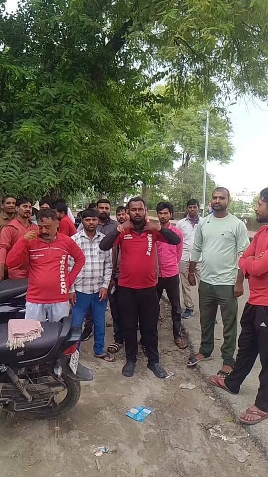#haridwar : अपनी मांगों को लेकर #zomato जोमैटो के डिलीवरी बॉयस ने की हड़ताल क्या बोले : देखें वीडियो
Haridwar Stambh Vasudev