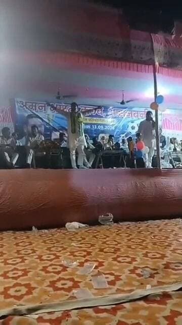विगत दिन रविवार को अमन क्लब आसनबनी की और से इस्तेमा फुटबॉल मैदान पर आयोजित फुटबॉल प्रतियोगिता के फाइनल समारोह के दौरान गोबिंदपुर प्रखंड क्षेत्र के दो जनप्रतिनिधि ज़िला परिषद सदस्य सोहराब अंसारी एवं बीस सुत्री प्रखंड अध्यक्ष अख्तर अंसारी हुई आमने-सामने मंच से ही एक दुसरे पर किया टिका टिप्पणी