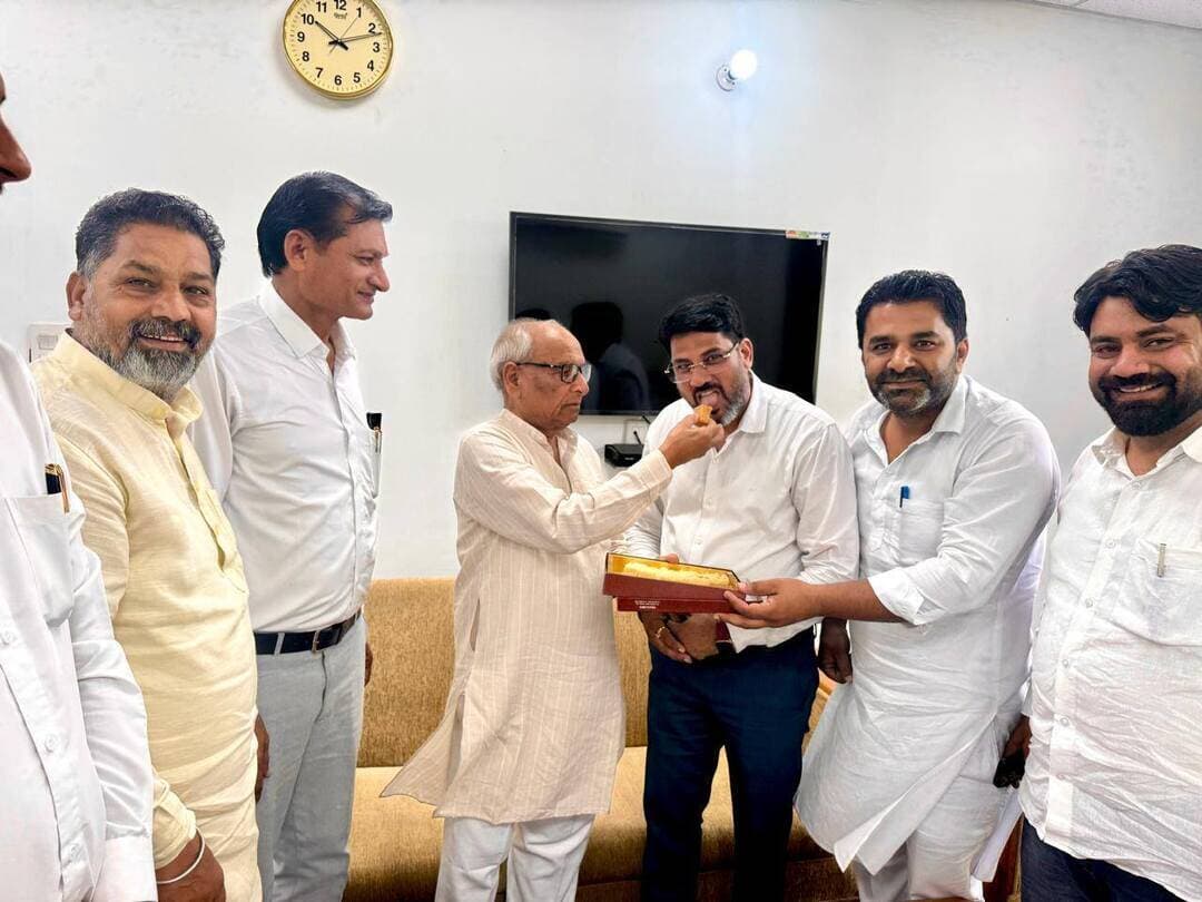 बार एसोसिएशन इंद्री के नवनिर्वाचित प्रधान कुलदीप कलसौरा ने विधायक राम कुमार कश्यप का कराया मीठा मुंह
बार एसोसिएशन इंद्री के नवनिर्वाचित प्रधान श्री कुलदीप कलसौरा जी ने आज विधायक श्री राम कुमार कश्यप जी से मुलाकात कर उनका मीठा मुंह कराया और आशीर्वाद लिया।
विधायक राम कुमार कश्यप जी ने श्री कुलदीप कलसौरा जी को बार एसोसिएशन इंद्री का प्रधान चुने जाने पर हार्दिक बधाई एवं शुभकामनाएं दीं तथा उनके सफल कार्यकाल की कामना की।
इस अवसर पर पूर्व प्रधान श्री रणबीर ढांडा जी, अमित सिंहमार जी, एडवोकेट सिद्धांत सिंहमार जी, मार्केट कमेटी चेयरमैन श्री दीपक सैनी जी एवं श्री सुभाष कोच जी भी उपस्थित रहे।
#HVN24 — खबर वही, जो मायने रखे।
#HVN24 #Indri #BarAssociation #KuldeepKalsoura #RamKumarKashyap