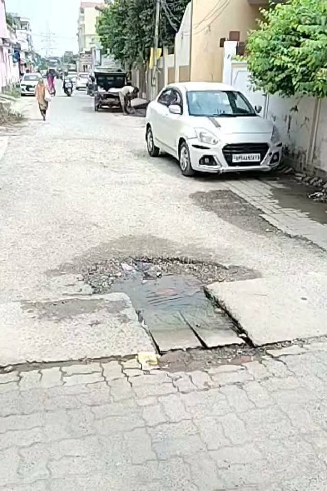 मऊ- आजादी के अमृत काल में महीनेभर से “नाली में बह रहा ‘अमृत’, सो रहा सिस्टम!”
ग्रीन स्ट्रीट इमलिया में जल निगम की पाइपलाइन फटी, लाखों लीटर पेयजल बर्बाद, शिकायतों के बाद भी अफसरों के कान पर जूं नहीं रेंगी
मऊ, शहर के पॉश और सबसे व्यस्त इलाकों में शुमार ग्रीन स्ट्रीट इमलिया मोहल्ले में जल निगम की कार्यप्रणाली पर गंभीर सवाल खड़े हो गए हैं। यहां नाली के बीच से होकर गुजर रही पेयजल आपूर्ति की पाइपलाइन में करीब एक महीने से लीकेज है और स्वच्छ पानी लगातार नाली में बह रहा है, लेकिन जिम्मेदार विभाग शायद किसी बड़े हादसे या जनाक्रोश का इंतजार कर रहा है। सूचना और शिकायत के बावजूद लीकेज बंद नहीं कराया गया। नतीजा यह कि रोजाना हजारों लीटर पीने वाला पानी बर्बाद होकर नाले की भेंट चढ़ रहा है।
जिस पानी की एक-एक बूंद बचाने की अपील की जाती है, वही पानी जिम्मेदारों की आंखों के सामने नाली में बह रहा है। करीब एक महीने में लाखों लीटर स्वच्छ पेयजल बर्बाद होने के बावजूद जिम्मेदारों की चुप्पी व्यवस्था की संवेदनहीनता को उजागर कर रही है। सवाल यह भी है कि जब शहर के प्रमुख मोहल्ले में पाइपलाइन का लीकेज इतने लंबे समय तक दुरुस्त नहीं हो पा रहा है तो आम नागरिकों की पेयजल समस्याओं का क्या हाल होगा?
नाली के बीच पाइपलाइन, फिर भी स्वास्थ्य सुरक्षा रामभरोसे
मामला सिर्फ पीने के पानी की बर्बादी तक सीमित नहीं है। जिस पाइपलाइन में लीकेज है, वह नाली के बीच से होकर गुजर रही है। ऐसे में पाइप में दबाव कम होने की स्थिति में नाली का दूषित पानी पेयजल पाइपलाइन के भीतर जाने की आशंका से इनकार नहीं किया जा सकता। यदि ऐसा हुआ तो घरों तक पहुंचने वाला पानी लोगों की सेहत के लिए खतरा बन सकता है।
लोगों की खाने की थाली और पीने के पानी गिलास तक पहुंचने वाले स्वच्छ जल की सुरक्षा का जिम्मा आखिर किसका है? क्या किसी बीमारी या संक्रमण के फैलने के बाद ही विभाग की नींद टूटेगी? यह सवाल अब स्थानीय लोगों को परेशान कर रहा है।
नगर पालिका से जल निगम तक शिकायत, फिर भी ‘सिस्टम’ मौन
स्थानीय लोगों के अनुसार उन्होंने समस्या की जानकारी नगर पालिका, जल निगम और वार्ड के सभासद तक को दी, लेकिन कार्रवाई के नाम पर अब तक कुछ नहीं हुआ। शिकायतें जिम्मेदारों तक पहुंचती रहीं और पानी नाली में बहता रहा।
विडंबना यह है कि एक ओर जल संरक्षण और स्वच्छ पेयजल को लेकर जागरूकता अभियान चलाए जा रहे हैं, वहीं दूसरी ओर सरकारी फटे पाइपलाइन से बह रहा पानी सरकारी तंत्र की लापरवाही की कहानी खुद बयां कर रहा है। स्थानीय लोगों ने तत्काल लीकेज बंद कराने, पाइपलाइन की जांच कराने और पेयजल की गुणवत्ता की जांच कराने की मांग की है।