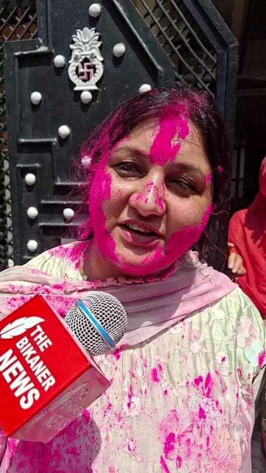 कोंग्रेस के अनिल कल्ला के घर के आगे>> The Bikaner News को फॉलो जरूर करे