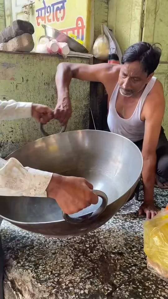 🔥 Hardworking Uncle Making Dibba Kulfi From Scratch 😍 | P. Road, Kanpur | Kanpur Street Food
DibbaKulfi #Kulfi #KanpurStreetFood #KanpurFood #StreetFood #IndianStreetFood #Foodie #StreetFoodIndia #KulfiLovers #DesiFood #FoodShorts