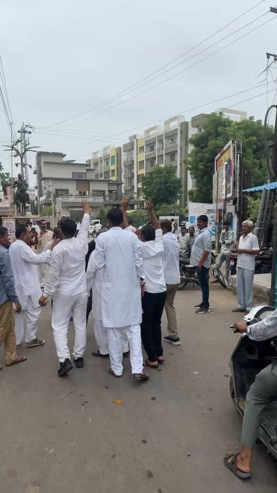 सांचौर में नगर पालिका के चुनावों की मतगणना
35 वार्डों में से भारतीय जनता पार्टी को मिली 19 सीट, बहुमत के आंकड़े से मिली एक ज्यादा सीट, वहीं कांग्रेस के खाते में गई 8 सीट, वहीं निर्दलीय का 8 सीट पर कब्जा, भारतीय जनता पार्टी की जीत के बाद कार्यकर्ताओं ने मनाया जश्न।