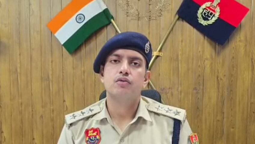 सेवानिवृत अधिकारी के साथ मारपीट करने के मामले में अभियोग अंकित।
गुरुग्राम, गौरव गर्ग, 14 सितंबर । 10 सितंबर की रात को थाना सैक्टर-65, गुरुग्राम में एक सूचना एक व्यक्ति के साथ मारपीट होने के संबंध में प्राप्त हुई। जिस पर पुलिस टीम पीड़ित के पास पहुंची। पीड़ित व्यक्ति भारतीय सेना से सेवानिवृत अधिकारी था। जिसने 11सितंबर को पुलिस टीम को एक लिखित पत्र के माध्यम से बतलाया कि वह बाद में शिकायत देगा। जिसके बाद रिटायर्ड सेना अधिकारी द्वारा थाना सैक्टर-65, गुरुग्राम में 13 सितंबर को एक शिकायत 10 सितंबर की रात को मैगन टावर सैक्टर-58, गुरुग्राम में पार्किंग स्टाफ द्वारा इसके साथ मारपीट करने के संबंध में दी। गुरुग्राम पुलिस द्वारा उपरोक्त मामले में थाना सैक्टर-65, गुरुग्राम में अभियोग अंकित किया गया है।
गुरुग्राम पुलिस द्वारा उपरोक्त अभियोग में सीसीटीवी फुटेज की जांच की जा रही है तथा आरोपी की पहचान कर ली गई है। जल्दी गिरफ्तार किया जाएगा।