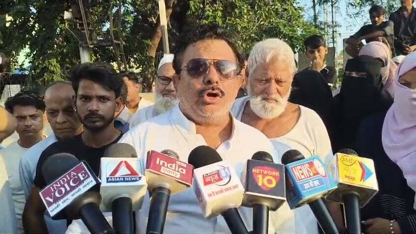 #अलीगढ़: सीमा रेलवे फाटक बंद होने पर जनता का हंगामा, कांग्रेस नेता संग प्रदर्शन कर वैकल्पिक रास्ते की मांग
#AligarhGateClosureControversy
#RailFatakBandHulchul
#AgaYunusProtest
#PublicOutrageAtSeemaGate
#BannaDeviRailwayIssue