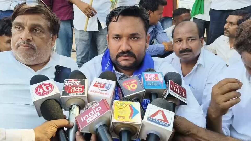 #अलीगढ़ के चर्चित युवा नेता राजा भैया को आजाद समाज पार्टी ने सौंपी बड़ी जिम्मेदारी, पश्चिम जोन अध्यक्ष नियुक्त, चंद्रशेखर आजाद के फैसले से युवा राजनीति में बढ़ी हलचल,अलीगढ़ के चर्चित युवा नेता राजा भैया को आजाद समाज पार्टी ने पश्चिम जोन का अध्यक्ष नियुक्त किया है। राष्ट्रीय अध्यक्ष एवं नगीना सांसद चंद्रशेखर आजाद के निर्देश पर प्रदेश अध्यक्ष व पूर्व मंत्री सुनील चित्तौड़ ने उन्हें नियुक्ति पत्र सौंपा। अलीगढ़ के एक होटल में आयोजित प्रेस वार्ता में पार्टी के पदाधिकारियों ने यह घोषणा की। कुछ समय पहले राजा भैया ने कांग्रेस से इस्तीफा देकर आजाद समाज पार्टी का दामन थामा था। उनके साथ कई युवा नेताओं ने भी पार्टी की सदस्यता ली थी। युवाओं में सक्रियता और मजबूत संगठन को देखते हुए मिली जिम्मेदारी के बाद आगामी विधानसभा चुनाव को लेकर अलीगढ़ की राजनीति में चर्चाएं तेज हो गई हैं।
#AligarhNews #AzadSamajParty #RajaBhaiya #ChandrashekharAzad #UPPolitics