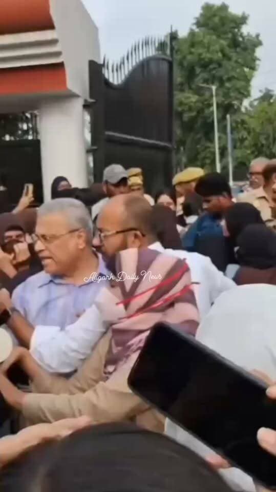 #अलीगढ़ अब्दुल्लाह हॉल में छात्राओं का प्रदर्शन, प्रॉक्टर टीम पर धक्का-मुक्की के आरोप,हंगामे के चलते परीक्षा स्थगित*,एएमयू के अब्दुल्लाह हॉल में मेस और साफ-सफाई की समस्याओं को लेकर छात्राओं ने विरोध प्रदर्शन किया। छात्राओं ने नारेबाजी करते हुए गेट बंद कर दिया। छात्राओं का आरोप है कि मौके पर पहुंची प्रॉक्टर टीम ने उनके साथ धक्का-मुक्की की।अब्दुल्लाह स्कूल, एएमयू गर्ल्स स्कूल में होने वाली परीक्षा भी प्रभावित हुई। छात्राओं के अनुसार, हंगामे के कारण वे परीक्षा नहीं दे सकीं। छात्राओं ने मामले की निष्पक्ष जांच की मांग की है।
#AMUNews #AligarhNews #AMU #Aligarh #ViralNews