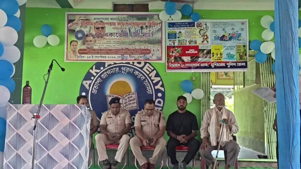 লালগোলা থানার তত্ত্বাবধানে ছাত্র-ছাত্রীদের নিরাপত্তায় সচেতনতা মূলক শিবির।
বিষয় - বাল্যবিবাহ এক অপরাধ।