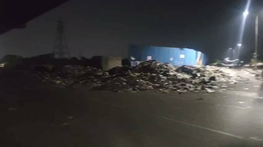 बाईपास रोड एत्मादपुर पुल के नज़दीक कूड़े का ढेर