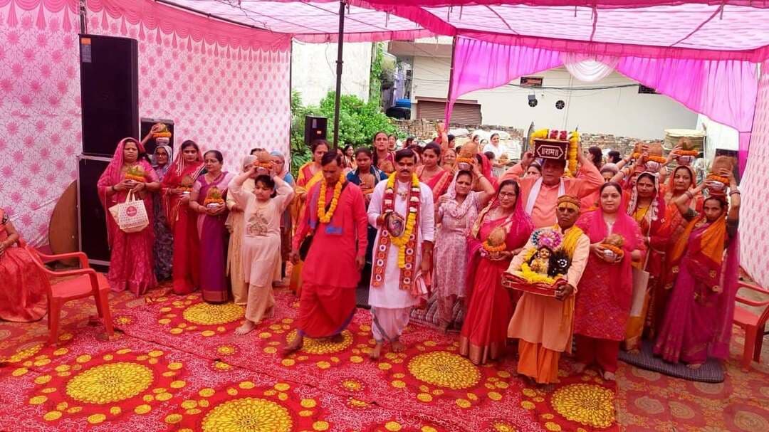 जैनपुरी में श्रीमद्भागवत कथा का शुभारंभ: व्यास श्री कृष्ण गोपाल ब्रजवासी जी के मुखारविंद से बह रही भक्ति की धारा
रेवाड़ी समाचार पंकज कुमार।
जैनपुरी, रेवाड़ी में भाद्रपद के पावन महीने के अवसर पर आठ दिवसीय श्रीमद्भागवत कथा का भव्य आयोजन किया जा रहा है। दिनांक 12 सितंबर 2026 से शुरू हुई। यह कथा 19 सितंबर 2026 तक चलेगी, जिसमें परम पूज्य व्यास श्री कृष्ण गोपाल ब्रजवासी जी महाराज अपने मुखारविंद से श्रद्धालुओं को कथा का अमृतपान करा रहे हैं।
इस पावन कथा का आयोजन जैनपुरी, रेवाड़ी के समस्त भक्तगणों द्वारा मिलकर किया जा रहा है। कार्यक्रम की प्रथम एवं मुख्य यजमान नगर परिषद रेवाड़ी की पूर्व अध्यक्ष सरोज भारद्वाज पत्नी सतीश भारद्वाज रहीं। कथा के दौरान पूरा क्षेत्र 'राधे-राधे' और 'जय श्री कृष्णा' के जयकारों से गुंजायमान है।
कथा में पूज्य व्यास जी के मुख्य संदेश:
* गुरुजनों का सम्मान: जीवन में सफलता और संस्कारों के लिए हमें सदैव अपने गुरुजनों एवं वरिष्ठ नागरिकों का सम्मान करना चाहिए।
* वाणी का संयम: हमें कम बोलना, सत्य बोलना और सोच-समझकर बोलना चाहिए। वाणी ही मनुष्य को महान बनाती है और असंयमित बोल ही आपस में कलह का कारण बनते हैं।
* निरंतर भगवद्-स्मरण: जीवन में सुख हो या दुख, हर परिस्थिति में भगवान का नाम स्मरण करते रहना चाहिए।
कथा के दौरान व्यास जी ने कबीरदास जी के दोहे “दुःख में सुमिरन सब करें, सुख में करे न कोय। जो सुख में सुमिरन करे, तो दुःख काहे को होय॥” का उल्लेख करते हुए बताया कि अंतिम समय में केवल ईश्वर का नाम ही मनुष्य के काम आता है।
अमृतमयी प्रसंगों का वर्णन:
कथा के शुरुआती दिनों में पूज्य व्यास जी ने श्री वेदव्यास जी की कथा, भगवान के 24 अवतारों का प्रसंग, 18 पुराणों का महत्त्व, धर्म की महिमा, महाभारत की कथा तथा राजा परीक्षित जी के जन्म की पावन कथा का विस्तार से वर्णन किया।
इस श्रीमद्भागवत कथा के माध्यम से क्षेत्र के सभी भक्तगण भगवत भक्ति, धर्म, संस्कार और जीवन के सही मार्ग का ज्ञान प्राप्त कर रहे हैं। कथा में प्रतिदिन भारी संख्या में श्रद्धालु पहुंचकर धर्म लाभ उठा रहे हैं।