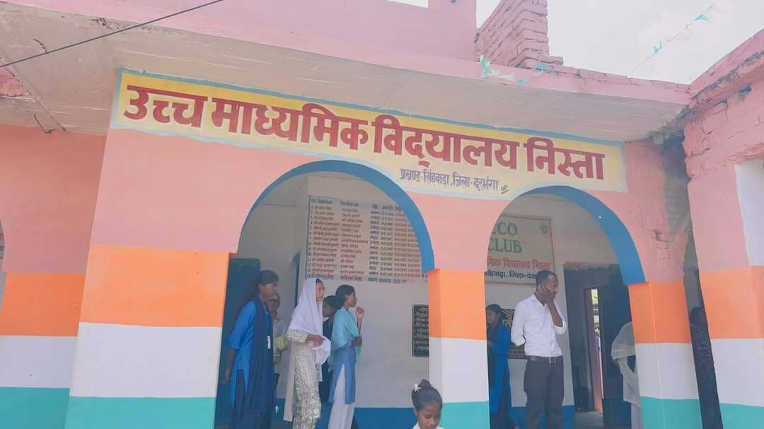 प्रखंड की उच्च माध्यमिक विद्यालय निस्ता में नामांकन, रजिस्ट्रेशन एवं फॉर्म शुल्क अधिक वसूलने का आरोप लगाते हुए छात्रों एवं शिक्षक का एक वीडियो सोशल मीडिया में वायरल हो रहा है। हालांकि वायरल वीडियो की पुष्टि ---- नहीं करता है। वायरल वीडियो के आधार पर अभिभावकों एवं जनप्रतिनिधियों ने रविवार को विद्यालय जाकर विरोध प्रकट किया। छात्रों का आरोप है कि एचएम द्वारा नामांकन, रजिस्ट्रेशन तथा फॉर्म भरने का शुल्क अधिक वसूला जा रहा है। जो रसीद दी जा रही है उसमें रकम कम लिखी जाती है और वसूली अधिक की जा रही है। छात्र मो.फरहान, बेलाल अहमद, मो.शाहिद, रेहान आरजू, हसन अनवर आदि ने बताया कि 11वीं में नामांकन के लिए 940 रुपया का रसीद देकर 1430 रुपये वसूला गया। हयातपुर के छात्र मो.इरकान ने बताया कि पंजीयन शुल्क के नाम पर उससे 1430 रुपया वसूला गया और जो रसीद दी गई वह सफेद रंग की थी और उसपर किसी का हस्ताक्षर और मुहर भी नहीं था। जबकि अन्य छात्रों को पीले रंग की रसीद दी गई। छात्रों का आरोप है कि एचएम नितय चंद्र सेन और शिक्षक मो.जूही के द्वारा राशि वसूली गई है।
इस संबंध में पंचायत समिति प्रतिनिधि शमीम रेयाज, उप सरपंच सुशील यादव, वार्ड सदस्य प्रतिनिधि एजाज, मो.फहद, एहतेकाम, मो खालिद, मो.लाडले, ललित कुमार, अजय कुमार आदि अभिभावकों एवं ग्रामीणों ने विद्यालय पहुंचकर इसकी जानकारी लेनी चाही। हालांकि लोगों के विद्यालय पहुंचने पर एचएम और शिक्षक विद्यालय से अनुपस्थित मिले। शैक्षणिक प्रभार में शिक्षक रमनजी देव थे उन्होंने बताया कि एचएम और शिक्षक आज छुट्टी पर हैं उन्हें केवल शैक्षणिक प्रभार दिया गया है। ग्रामीणों और जनप्रतिनिधियों की शिकायत पर उनके द्वारा विशेष जानकारी देने के असमर्थता जताते हुए कहा गया कि एचएम ही इस संबंध में जानकारी दे सकते हैं। ग्रामीणों और जनप्रतिनिधियों के सवाल को लेकर विद्यालय में हंगामे जैसी स्थिति उत्पन्न हो गई।
हंगामे के बीच विद्यालय की एक महिला शिक्षिका ने आरोप लगाया कि कुछ छात्र कमेंट कर उनके साथ दुर्व्यवहार करते हैं। क्लास रूम के बाहर खिड़की के पास खड़े होकर छात्राओं को इशारा करते हैं। महिला शिक्षिका के आरोप पर उपस्थित जनप्रतिनिधियों एवं ग्रामीणों ने कहा कि आपने कभी इस तरह की शिकायत स्थानीय लोगों से क्यों नहीं की। ऐसे छात्रों को चिन्हित कर उनके खिलाफ विद्यालय प्रशासन कार्रवाई करे।
एचएम के शैक्षणिक प्रभार में मिले शिक्षक रमनजी देव ने बताया कि विद्यालय में एचएम सहित 18 शिक्षक हैं। वर्ग 9 से 12वीं तक 354 छात्रों का नामांकन है। मोबाइल पर एचएम नितय चंद्रसेन ने बताया कि एक वर्ष पूर्व उन्होंने विद्यालय में योगदान दिया है। पूर्व के मामले को लेकर छात्र आरोप लगा रहे हैं जो मनगढ़ंत है। मेरे आने से पहले 2500 रुपया लिया जा रहा था उस समय तो कोई हंगामा नहीं हुआ क्योंकि पूर्व में एचएम लोकल और दबंग थे।
---
बीईओ विनोद कुमार ने बताया कि विद्यालय में छात्रों से अधिक वसूली की जानकारी मिली है। मामले की जांच कर उचित कार्रवाई की जाएगी। उन्होंने बताया कि अबतक किसी छात्र और अभिभावक ने लिखित में इस तरह की शिकायत नहीं दी है। उन्होंने बताया कि सभी बिंदुओं पर जांच की जाएगी।
--
इधर, रविवार दोपहर से शुरू हुआ विवाद शाम तक जारी रहा। छात्रों एवं जनप्रतिनिधियों के विद्यालय जाने के बाद शिक्षकों की शिकायत पर सिंहवाड़ा थाना पुलिस भी विद्यालय पहुंची। शाम छह बजे के बाद तक पुलिस, शिक्षक और लोगों की बैठक विद्यालय में होती रही।