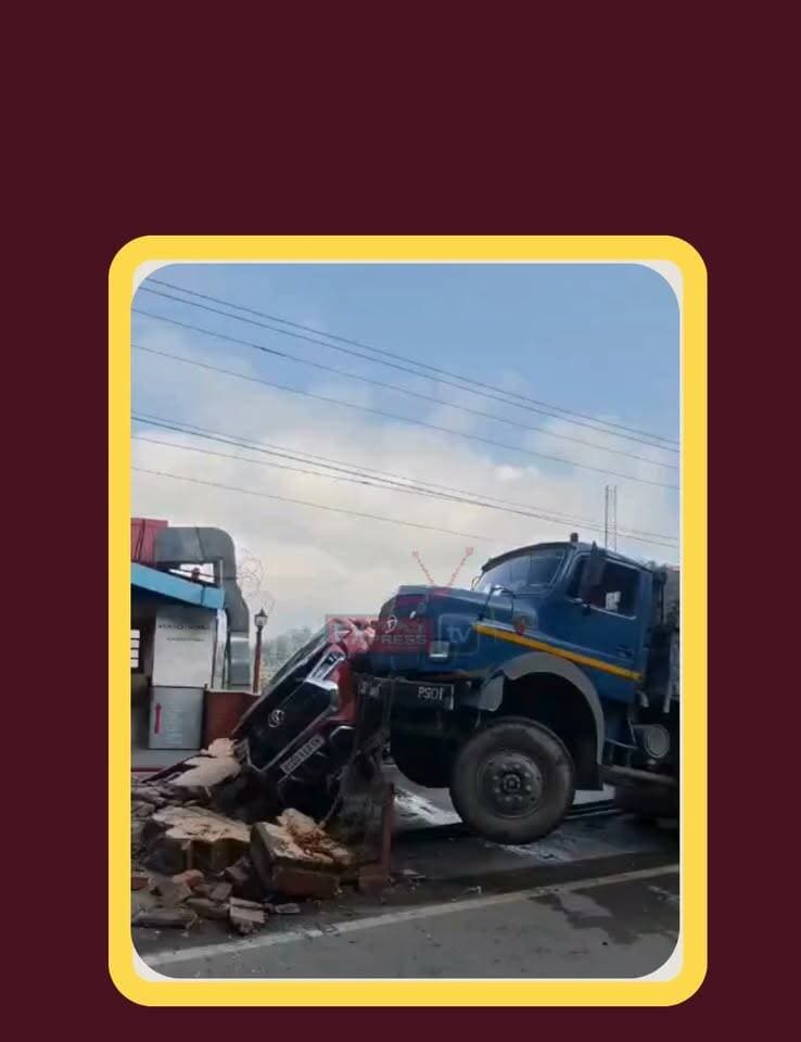 शिमला में हादसा, सेना के ट्रक की टक्कर से कार क्षतिग्रस्त
शिमला के ताराहाल के पास सेना के ट्रक की टक्कर से सड़क किनारे खड़ी गाड़ी क्षतिग्रस्त हो गई। हादसे के बाद पुलिस ने मौके पर पहुंचकर यातायात सुचारू करवाया।
#शिमला #ताराहाल #सड़कहादसा #सेनाकाट्रक #ट्रैफिकअपडेट #पुलिस #हिमाचलप्रदेश #Shimla #HimachalPradesh #chambaexpress
