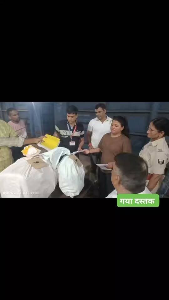 गया जंक्शन पर तेजस राजधानी से 15.822 किलो गांजा बरामद, 7.91 लाख का मादक पदार्थ जब्त, एक लड़की गिरफ्तार
गया। गया रेलवे स्टेशन पर रेलवे सुरक्षा बल ने मादक पदार्थों की तस्करी के खिलाफ चलाए जा रहे ‘ऑपरेशन नारकोश’ के तहत बड़ी कार्रवाई करते हुए तेजस राजधानी एक्सप्रेस से 15.822 किलोग्राम गांजा बरामद किया है। बरामद गांजे की अनुमानित कीमत करीब 7 लाख 91 हजार 100 रुपये बताई गई है। मामले में एक महिला यात्री को गिरफ्तार कर आगे की कानूनी कार्रवाई के लिए राजकीय रेल पुलिस (GRP), गया को सुपुर्द किया गया है।
मुखबिर की सूचना पर स्टेशन पर सक्रिय हुई टीम
रेलवे आरपीएफ थाना अध्यक्ष बनारसी यादव ने बताया की गया जंक्शन पर आपराधिक गतिविधियों की निगरानी के दौरान मुखबिर खास से सूचना मिली कि गाड़ी संख्या 22811 अप भुवनेश्वर-नई दिल्ली तेजस राजधानी एक्सप्रेस में एक महिला यात्री मादक पदार्थ लेकर यात्रा कर रही है। सूचना मिलते ही आरपीएफ और अपराध आसूचना शाखा की टीम सक्रिय हो गई।
ट्रेन के गया जंक्शन के प्लेटफॉर्म नंबर-1 पर पहुंचते ही संबंधित कोच की निगरानी शुरू कर दी गई। सूचना के आधार पर टीम ने कोच संख्या A-3 में बर्थ नंबर 06 कन्फर्म एवं 29 RAC पर यात्रा कर रही महिला यात्री को चिन्हित किया।
महिला की पहचान मीणा कुमारी (26 वर्ष), पिता गंगा दास, निवासी मंदिर के पास गोबरडीहा, पोस्ट नैली, थाना खिजरसराय, जिला गया, बिहार के रूप में हुई।
पिट्ठू और ट्रॉली बैग में छिपाकर रखा था गांजा
आरपीएफ टीम ने महिला यात्री के पास मौजूद सामान की नियमानुसार जांच की। जांच के दौरान उसके एक पिट्ठू बैग और एक ट्रॉली बैग से मादक पदार्थ बरामद हुआ। दोनों बैगों की तलाशी लेने पर कुल 15 बंडल गांजा मिला, जिसका कुल वजन 15.822 किलोग्राम निकला।
बरामद गांजे की अनुमानित कीमत ₹7,91,100 आंकी गई है। बरामदगी के बाद महिला को महिला पुलिसकर्मी की मौजूदगी में गिरफ्तार किया गया। पूरी कार्रवाई राजपत्रित अधिकारी सहायक सुरक्षा आयुक्त, रेसुब गया की मौजूदगी में नियमानुसार किए जाने की बात सामने आई है।
ओडिशा से दिल्ली तक पहुंचाने की थी तैयारी
प्रारंभिक पूछताछ में महिला ने बताया कि उसने गांजा जाजपुर क्योंझर रोड, ओडिशा से प्राप्त किया था और उसे ट्रेन के माध्यम से दिल्ली ले जा रही थी। महिला की यात्रा से संबंधित PNR संख्या 6709483397 भी सामने आई है। इससे स्पष्ट है कि गांजा ओडिशा से दिल्ली ले जाने की तैयारी थी। अब जांच एजेंसियां यह पता लगाने में जुटी हैं कि महिला ने गांजा किससे प्राप्त किया और दिल्ली में इसे किस व्यक्ति तक पहुंचाया जाना था। इसके साथ ही तस्करी के पीछे किसी बड़े नेटवर्क के जुड़े होने की भी जांच की जा रही है।
RPF और अन्य टीमों की संयुक्त कार्रवाई
इस कार्रवाई में गया आरपीएफ पोस्ट के साथ अपराध आसूचना शाखा गया और सीपीडीएस गया की टीम की भी भूमिका रही। अभियान के दौरान स0उ0नि0 रणधीर कुमार के साथ प्रधान आरक्षी वशिष्ट यादव, प्रधान आरक्षी सचिन्द्र कुमार, आरक्षी विकास कुमार, आरक्षी कुमार नरेन्द्र, प्रधान आरक्षी सर्वजीत राय, आरक्षी दीपक ओझा, उ0नि0 मुकेश कुमार एवं आरक्षी अमित कुमार सहित अन्य कर्मी मौजूद रहे। आरपीएफ की कार्रवाई के बाद बरामद मादक पदार्थ, संबंधित दस्तावेज और गिरफ्तार महिला को आगे की कानूनी कार्रवाई के लिए जीआरपी गया को सुपुर्द कर दिया गया है। मामले में प्राथमिकी दर्ज कर आगे की जांच की जा रही है।
तस्करों पर शिकंजा कसने में जुटी एजेंसियां
रेलवे सुरक्षा बल द्वारा चलाए जा रहे इस अभियान का उद्देश्य रेल मार्ग के माध्यम से मादक पदार्थों की तस्करी पर प्रभावी अंकुश लगाना है। गया जंक्शन बिहार के प्रमुख रेल जंक्शनों में शामिल होने के कारण तस्करों की गतिविधियों पर सुरक्षा एजेंसियों की विशेष नजर रहती है।
15.822 किलो गांजे की यह बरामदगी रेलवे सुरक्षा बल की सतर्कता और मुखबिर तंत्र की सक्रियता को दर्शाती है। अब जांच का मुख्य फोकस गांजे की सप्लाई करने वाले व्यक्ति, संभावित रिसीवर और इस पूरे नेटवर्क से जुड़े अन्य लोगों तक पहुंचने पर है। जीआरपी द्वारा मामले की आगे की जांच की जा रही है और जांच में सामने आने वाले तथ्यों के आधार पर आगे की कार्रवाई की जाएगी।
