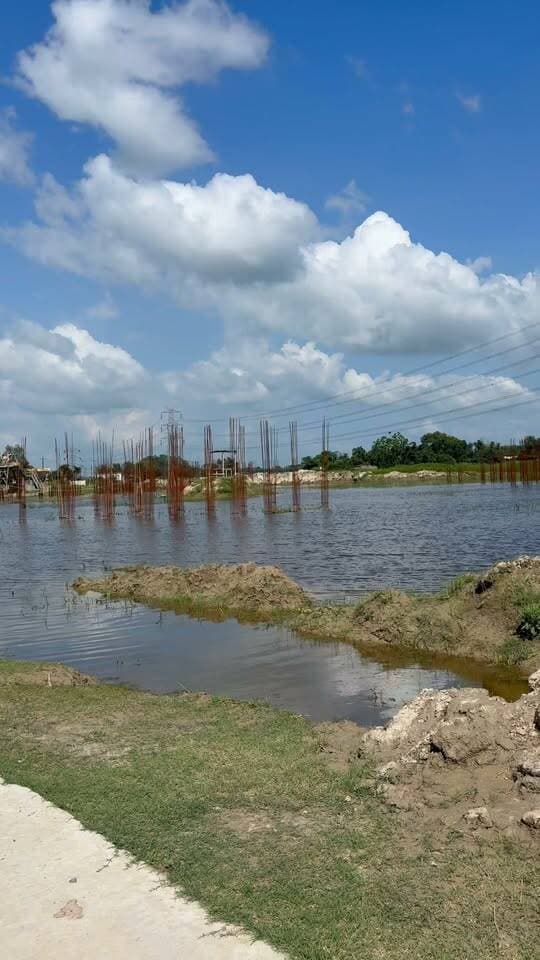 बनमा ईटहरी में बन रहे प्रखंड सह अंचल कार्यालय के नये भवन निर्माण स्थल पर बाढ़ के पानी घुस जाने के कारण कार्य ठप पड़ा हुआ है। फिलहाल कार्य को रोक दिया गया है।
