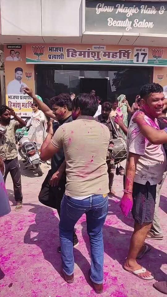 हनुमानगढ़ जंक्शन के वार्ड नंबर 17 भाजपा प्रत्याशी हिमांशु महर्षि की जीत के बाद जश्न