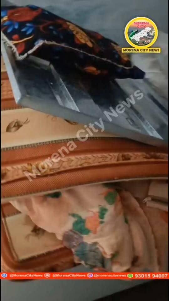 नायकपुरा में चोरों का धावा, तीन सगे भाइयों के घरों में चोरी
मुरैना। सरायछौला थाना क्षेत्र के ग्राम नायकपुरा के हरी सिंह का पुरा में रविवार-सोमवार की दरमियानी रात चोरों ने एक ही परिवार के तीन सगे भाइयों के घरों को निशाना बनाया। चोर मकानों के पीछे से छत पर चढ़कर घरों में दाखिल हुए और सोने-चांदी के जेवरात समेत नकदी चोरी कर फरार हो गए।
सुबह जब परिवार के लोगों को चोरी की जानकारी हुई तो गांव में हड़कंप मच गया। घटना की सूचना पुलिस को दी गई। इसके बाद सरायछौला पुलिस मौके पर पहुंची और घटनास्थल का निरीक्षण कर जांच शुरू की।
पुलिस द्वारा चोरी गए जेवरात और नकदी की जानकारी जुटाई जा रही है। फिलहाल चोरी गए सामान की वास्तविक कीमत सामने नहीं आई है। पुलिस आसपास के इलाके में लगे सीसीटीवी कैमरों की भी जांच कर रही है।
#morena #मुरैना #चोर #पुलिस