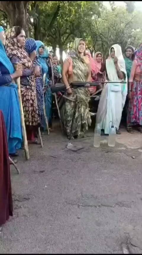 शिवपुरी में शराबबंदी को लेकर महिलाओं का अनोखा प्रदर्शन
