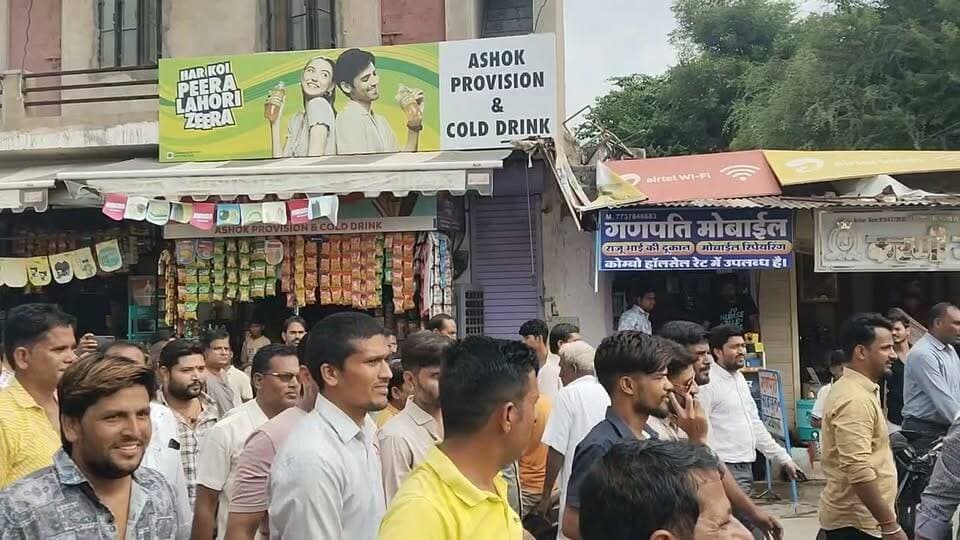 परबतसर में जीत का जश्न! 🟠 भाजपा शहर अध्यक्ष अजय राठी समर्थकों के कंधों पर सवार होकर जीत की खुशी में झूमते नजर आए। 25 वार्डों में भाजपा ने 13 सीटें जीतीं, जबकि कांग्रेस को 12 सीटें मिलीं।