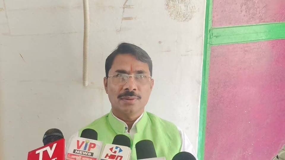 स्वास्थ्य व्यवस्था सुधारने डिप्टी सीएम के निर्देश पर मनगवा विधायक नरेंद्र प्रजापति का बड़ा बयान,, सरकारी डॉक्टर ड्यूटी के समय सिर्फ सरकारी अस्पतालों में दें सेवा: