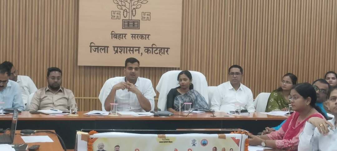 सेवा संकल्प अभियान सेवा, सहभागिता और जनकल्याण का संकल्प*
*17 सितंबर 2026 को जिला के सभी सरकारी भवनों एवं महत्वपूर्ण पौराणिक/ ऐतिहासिक स्थलों पर दीप प्रज्वलन किया जाएगा*
*17 सितंबर से 17 अक्टूबर 2026 तक चलेगा 'सेवा संकल्प अभियान* '
कटिहार 14 सितंबर 2026, सोमवार।
बैठक में अभियान के सफल क्रियान्वयन, व्यापक जनभागीदारी तथा निर्धारित गतिविधियों के प्रभावी आयोजन को लेकर जिला पदाधिकारी कटिहार आशुतोष द्विवेदी के द्वारा आवश्यक दिशा-निर्देश दिए गए।
जिला पदाधिकारी कटिहार ने विस्तार से जानकारी देते हुए बताया कि 17 सितंबर से 17 अक्टूबर 2026 तक आयोजित होने वाले इस अभियान का उद्देश्य सेवा, सामाजिक सहभागिता एवं जनकल्याणकारी योजनाओं के प्रति जागरूकता को बढ़ावा देते हुए अधिकाधिक लोगों को अभियान से जोड़ना है।
*अभियान के अंतर्गत विभिन्न स्तरों पर कई रचनात्मक एवं जनसहभागिता आधारित गतिविधियां आयोजित की जाएंगी* -
*'आशीर्वाद का दीया* '
17 सितंबर 2026 माननीय प्रधानमंत्री जी के जन्मदिवस के अवसर पर सभी सरकारी भवनों एवं जिला के महत्वपूर्ण स्थलों पर दीप प्रज्वलित कर माननीय मुख्यमंत्री के दीर्घायु होने की कामना की जाएगी।
विभिन्न सरकारी विभागों के योजनाओं के लाभार्थियों से संपर्क कर उन्हें दीप प्रज्वलन हेतु आमंत्रित किया जाएगा।
नगर निकाय, स्वास्थ्य उपकेंद्र, जन वितरण प्रणाली विक्रेता, गैस वितरक एवं पंचायत सरकार भवन सहित सभी संस्थाओं की सहभागिता सुनिश्चित की जाएगी।
*'सेवा चित्र'*
विद्यालयों एवं महाविद्यालयों में चित्रकला एवं भाषण प्रतियोगिताओं के माध्यम से विद्यार्थियों को सेवा एवं जनकल्याण से जुड़े विषयों पर अपनी रचनात्मक अभिव्यक्ति का अवसर दिया जाएगा। विषय माननीय प्रधानमंत्री भारत सरकार के द्वारा चलाई जा रही विभिन्न योजनाएं एवं विकसित भारत का संकल्प से संबंधित होगा।
*'सेवा स्मरण* '
प्रमुख जनकल्याणकारी योजनाओं एवं उपलब्धियों को नाट्य प्रस्तुतियों के माध्यम से प्रदर्शित कर सेवा एवं जनकल्याण की भावना को जन-जन तक पहुंचाया जाएगा।
*'आंगन का मिलन'*
बच्चों एवं अभिभावकों द्वारा आंगनबाड़ी सेविकाओं एवं कर्मियों के योगदान तथा उनकी सेवाओं के प्रति सम्मान व्यक्त किया जाएगा।
*'कहानी बदलाव की'*
विभिन्न जनकल्याणकारी योजनाओं से लाभान्वित लोगों की सफलता एवं उनके जीवन में आए सकारात्मक बदलाव की कहानियों को लघु कथा अथवा रील के माध्यम से प्रस्तुत किया जाएगा।
*'सेवा ज्योति यात्रा* '
ग्राम पंचायत, प्रखंड एवं जिला स्तर पर यात्रा आयोजित कर अभियान एवं जनकल्याणकारी योजनाओं के प्रति व्यापक जनजागरूकता एवं जनभागीदारी सुनिश्चित की जाएगी।
*'सेवा मेरा योगदान* '
पदाधिकारियों, कर्मियों एवं आमजनों को समाज सेवा से जुड़े विभिन्न कार्यों में सक्रिय योगदान के लिए प्रेरित किया जाएगा।
*'सेवा सेतु अभियान'*
'सरकार आपके द्वार' की अवधारणा के अनुरूप आमजनों की शिकायतों एवं समस्याओं को सुनते हुए उनके त्वरित एवं प्रभावी समाधान पर विशेष जोर दिया जाएगा।
*'सेवा के रंग' – ह्यूमन रंगोली*
जनकल्याणकारी योजनाओं एवं सेवाओं को रचनात्मक रूप से प्रदर्शित करने के उद्देश्य से ह्यूमन रंगोली का आयोजन किया जाएगा।
*'Hackathon एवं Innovation Challenge* '
श्रेष्ठ नवाचारों एवं नवोन्मेषकों को प्रोत्साहित करते हुए उनके नवाचारों की प्रदर्शनी, संवाद एवं लाइव डेमो के माध्यम से प्रस्तुति की जाएगी।
'सेवा संकल्प अभियान' केवल एक अभियान नहीं, बल्कि सेवा, सहभागिता और जनकल्याण की भावना को जन-जन से जोड़ने का व्यापक प्रयास है।
जिला प्रशासन, कटिहार द्वारा अभियान के दौरान विभिन्न गतिविधियों के माध्यम से समाज के हर वर्ग की सहभागिता सुनिश्चित करते हुए सेवा, समर्पण एवं जनकल्याण के संकल्प को और अधिक सशक्त बनाने का प्रयास किया जाएगा।
जिला जनसंपर्क पदाधिकारी,
कटिहार।
Information & Public Relations Department, Government of Bihar @topfans #katihar #SevaSankalpAbhiyan