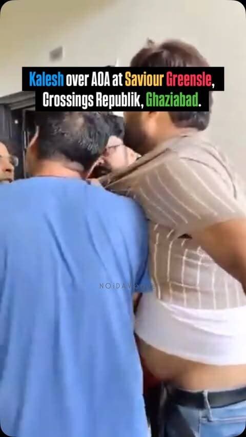 Kalesh over AOA at Saviour Greensle, Crossings Republik, Ghaziabad.
.
.
.
.
.
.
.
.
.
.
.
#fight #greaternoida #noida #thisisnoidacity