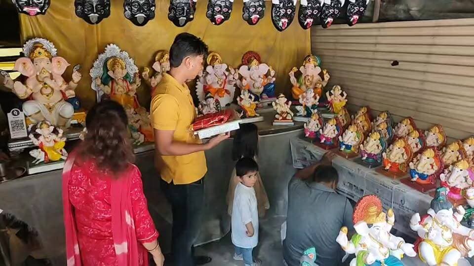 कुल्लू लाइव - गणपति उत्सव के लिए कुल्लू मे भी उत्साह
गणेश स्थापना के लिए मूर्ति खरीदने पहुंच रहे श्रद्धालु