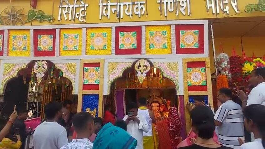 औरंगाबाद में गणेश जी के कपाट खुले, 11 दिवसीय उत्सव शुरू
औरंगाबाद धर्मशाला चौक स्थित गणेश मंदिर में सोमवार को विधिवत पूजा-अर्चना के बाद भगवान गणेश के कपाट श्रद्धालुओं के लिए खोल दिए गए। इसके साथ ही 11 दिवसीय गणेश उत्सव का शुभारंभ हो गया।