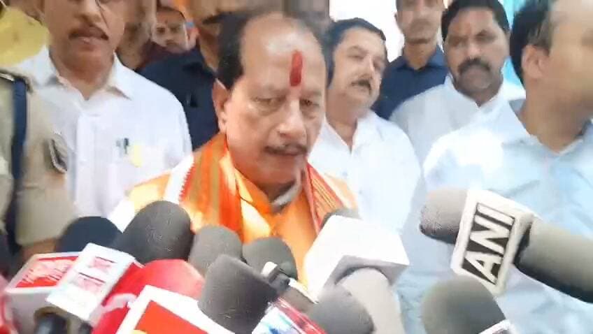 पितृपक्ष मेले को लेकर प्रभारी मंत्री ने विष्णुपद में की पूजा, तैयारियों का लिया जायजा