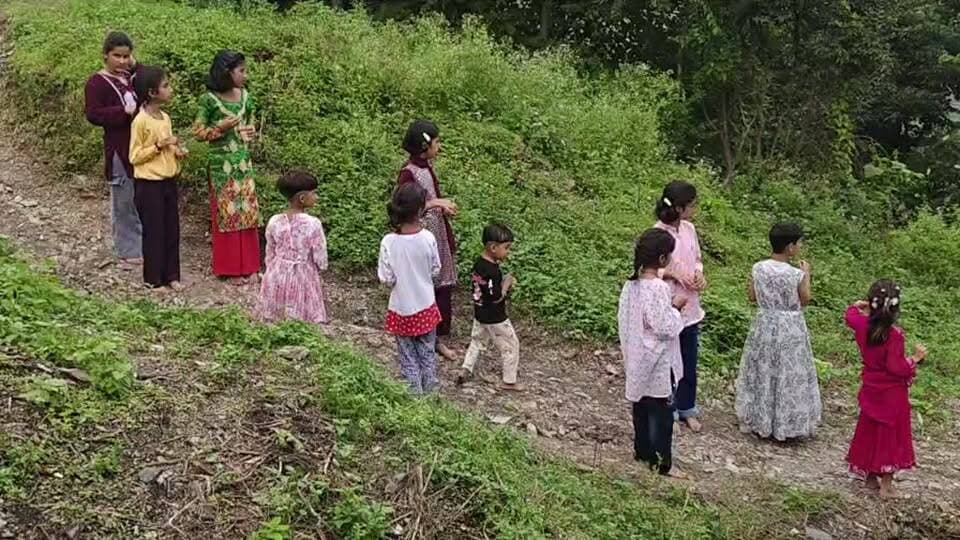 शमाह गांव में धूमधाम के साथ मनाया जा रहा महासू पंचमी उत्सव
देव स्नान को पालकी लेकर घाट तक निकले भक्त