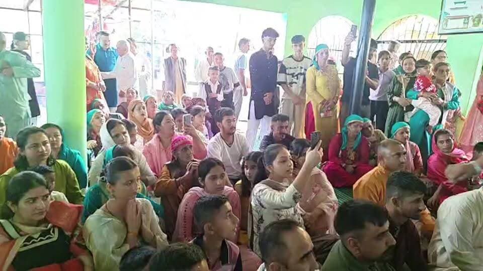 शमाह गांव में धूमधाम के साथ मनाया जा रहा महासू पंचमी उत्सव
देव स्नान को पालकी लेकर घाट तक निकले भक्त