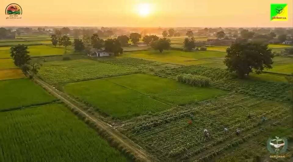 सूचना।
उर्वरक वितरण के संबंध में महत्वपूर्ण सूचना
सभी किसानों को सूचित किया जाता है कि अब उर्वरक का वितरण एग्रीस्टैक (AgriStack) ID के माध्यम से किया जाएगा।
अतः सभी किसान अपने मोबाइल फोन में “Framework for Fertilizer Sale” एप्लीकेशन डाउनलोड करें तथा AgriStack Portal पर अपना पंजीकरण करवाएं।
उर्वरक प्राप्त करने के लिए किसान को उक्त एप्लीकेशन के माध्यम से उर्वरक की मांग (Demand) दर्ज करनी होगी, QR Code जनरेट करना होगा तथा अपनी पसंद के उर्वरक विक्रेता/डीलर का चयन करना होगा। इसके बाद चयनित डीलर द्वारा निर्धारित प्रक्रिया के अनुसार किसान को उर्वरक उपलब्ध करवाया जाएगा।
अतः सभी ग्राम पंचायत प्रधान, उप-प्रधान एवं सामाजिक कार्यकर्ताओं से अनुरोध है कि वे अपने क्षेत्र के किसानों को AgriStack Portal पर पंजीकरण करवाने के लिए प्रेरित करें तथा आवश्यकता पड़ने पर उन्हें पंजीकरण में सहयोग प्रदान करें।
यदि किसी किसान का पंजीकरण भूमि रिकॉर्ड ऑनलाइन उपलब्ध न होने के कारण नहीं हो पा रहा है, तो वह संबंधित राजस्व कार्यालय/पटवारी से संपर्क करके अपने भूमि रिकॉर्ड को ऑनलाइन करवाना सुनिश्चित करें।
सभी किसान समय रहते अपना AgriStack पंजीकरण एवं भूमि रिकॉर्ड ऑनलाइन उपलब्ध होना सुनिश्चित करें, क्योंकि पंजीकरण न होने की स्थिति में आवश्यकता के समय उर्वरक प्राप्त करने में कठिनाई हो सकती है।
धन्यवाद।
कृषि विभाग, पांवटा साहिब