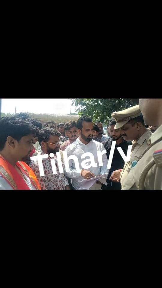 तिलहर कोतवाली गेट पर हिंदू युवा वाहिनी के मंडल अध्यक्ष प्रदीप शर्मा,जिला अध्यक्ष दीपक त्रिपाठी के नेतृत्व में कार्यकर्ता कोतवाली प्रभारी और पुलिस की कार्यप्रणाली का विरोध जताते हुए धरने पर बैठे।