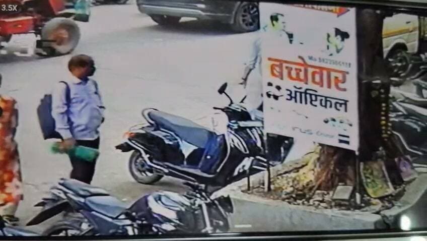 इस व्यक्ति ने एक बैग नहीं एक युवा की मेहनत चुरा ली
सर, मेरा नाम वेदांत विलास चव्हाण है। मैं NEET की तैयारी कर रहा हूँ। इस व्यक्ति ने मेरी गाड़ी से मेरी बैग चोरी कर ली है। उस बैग में मेरे कई महत्वपूर्ण दस्तावेज थे। इसमें मेरी NCERT की किताबें, मेरे द्वारा लिखे गए नोट्स, मेरी ट्यूशन की रसीदें, कुछ महत्वपूर्ण कागजात और कुछ पैसे भी थे।
इस व्यक्ति ने मेरी पढ़ाई से संबंधित बहुत सारी महत्वपूर्ण चीजें और दस्तावेज चोरी कर लिए हैं, जो मेरे लिए बेहद जरूरी हैं। मैं NEET की तैयारी कर रहा हूँ, इसलिए मेरी किताबें और मेरे द्वारा बनाए गए नोट्स मेरे लिए बहुत महत्वपूर्ण हैं।
कृपया इस मामले को गंभीरता से लेते हुए मेरी बैग और उसमें रखा महत्वपूर्ण सामान वापस दिलाने का प्रयास करें। मेरे लिए इन चीजों की बहुत अधिक आवश्यकता है।