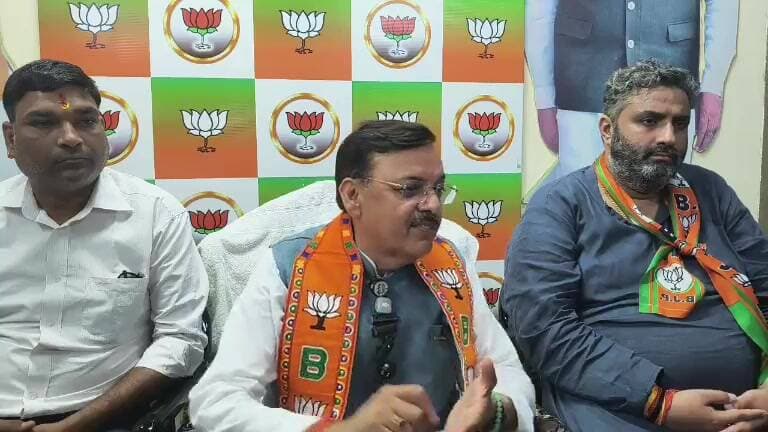 देखिए लाइव ...किच्छा के पूर्व विधायक राजेश शुक्ला और प्रत्याशी संदीप अरोरा ने चुनाव के मद्देनजर की प्रेस कॉन्फ्रेंस.... विधायक तिलक राजबेहड़ पर पूर्व चेयरमैन सुरेश अग्रवाल के नाम पर राजनीति करने का आरोप लगाया कहा इन्होंने ही स्वर्गीय सुरेश अग्रवाल को धोखा दिया ...
#kiccha
#किच्छा