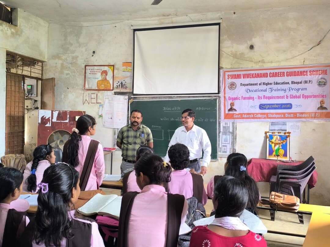शासकीय आदर्श महाविद्यालय शहपुरा में हिंदी दिवस पर विशेष व्याख्यान, हिंदी पखवाड़े का आगाज
“निज भाषा उन्नति अहै, सब उन्नति को मूल” के संकल्प के साथ मनाया हिंदी दिवस; वक्ताओं ने हिंदी को रोजगार और स्वरोजगार की संभावनाओं से जोड़ा
शासकीय आदर्श महाविद्यालय शहपुरा में स्वामी विवेकानंद करियर मार्गदर्शन प्रकोष्ठ एवं भारतीय ज्ञान परंपरा प्रकोष्ठ के संयुक्त तत्वावधान में हिंदी दिवस गरिमामय एवं उत्साहपूर्ण माहौल में मनाया गया। महाविद्यालय के प्राचार्य श्री पी.एस. वरकड़े के मार्गदर्शन में आयोजित कार्यक्रम के साथ ही हिंदी पखवाड़े की शुरुआत हुई।
कार्यक्रम की शुरुआत भारतेंदु हरिश्चंद्र की प्रसिद्ध पंक्तियों “निज भाषा उन्नति अहै, सब उन्नति को मूल” के स्मरण के साथ हुई। मुख्य वक्ता एवं कार्यक्रम समन्वयक डॉ. नरेंद्र सिंह ठाकुर ने विद्यार्थियों को संबोधित करते हुए कहा कि हिंदी हिंदुस्तान के माथे की गौरवमयी बिंदी है। उन्होंने कहा कि हिंदी केवल भावों की अभिव्यक्ति का माध्यम नहीं, बल्कि वर्तमान समय में रोजगारपरक भाषा के रूप में भी महत्वपूर्ण भूमिका निभा रही है।
डॉ. ठाकुर ने विद्यार्थियों को हिंदी के क्षेत्र में पत्रकारिता, अनुवाद, कंटेंट राइटिंग, डिजिटल मीडिया और शासकीय सेवाओं सहित रोजगार एवं स्वरोजगार के विभिन्न अवसरों की जानकारी दी। उन्होंने विद्यार्थियों से हिंदी भाषा की संभावनाओं को समझते हुए इसके व्यावहारिक उपयोग को बढ़ाने का आह्वान किया।
विशिष्ट वक्ता डॉ. बसंती चौहान ने हिंदी के ऐतिहासिक गौरव एवं सांस्कृतिक महत्व पर प्रकाश डालते हुए कहा कि हिंदी हमारी पहचान और संस्कार से जुड़ी भाषा है। वहीं डॉ. ज्योति त्रिपाठी ने हिंदी पखवाड़े के दौरान आयोजित होने वाली विभिन्न साहित्यिक एवं रचनात्मक प्रतियोगिताओं की जानकारी देते हुए विद्यार्थियों से सक्रिय सहभागिता की अपील की।
हिंदी के प्राध्यापक श्री अभिषेक पटेल ने अपने व्याख्यान में हिंदी साहित्य एवं व्याकरण की बारीकियों को सरल एवं सहज तरीके से विद्यार्थियों के सामने रखा।
कार्यक्रम में जैविक कृषि विशेषज्ञ बिहारी लाल साहू, प्रकाश झारिया, सचिन कुमार धुर्वे एवं विशाल राजपूत सहित बड़ी संख्या में छात्र-छात्राएं उपस्थित रहे। विद्यार्थियों में कामाक्षी भवेदी, श्लोक बर्मन, द्वारका प्रसाद परस्ते, पुष्पेंद्र यादव, भूमिका भवेदी, पूनम कछवाहा एवं कृष राय ने सक्रिय सहभागिता की।
कार्यक्रम का समापन हिंदी भाषा के संवर्धन तथा दैनिक जीवन में इसके अधिकाधिक उपयोग का संकल्प लेकर किया गया।
#HindiDiwas #Shahpura #Dindori #HindiLanguage #MadhyaPradesh