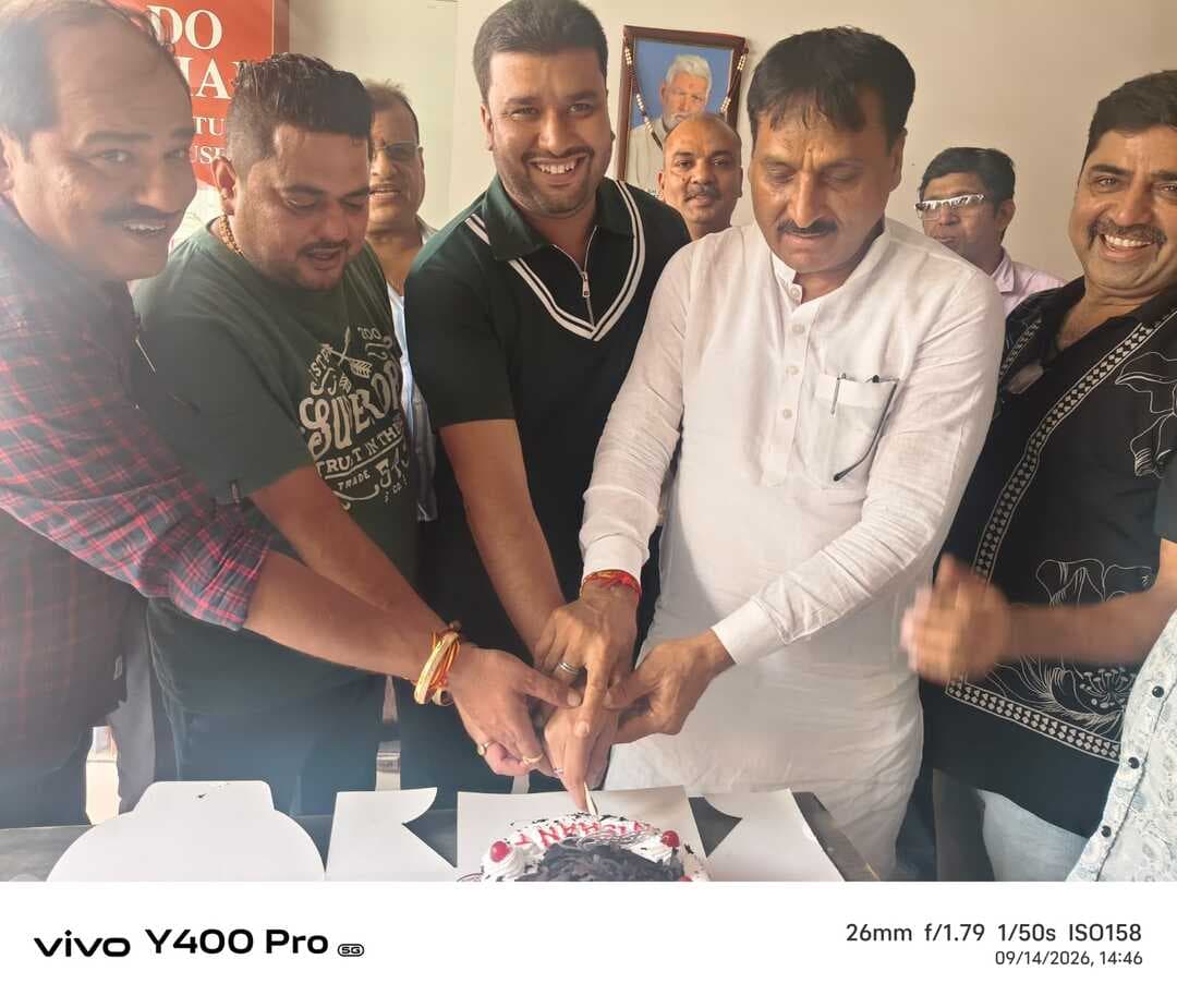 संजय पाहवा की तरफ से निशांत अरोड़ा जी का जन्मदिन के अवसर पर गोहाना अड्डे पर किया गया स्वागत, केक काटकर दी जन्मदिन की बधाई।