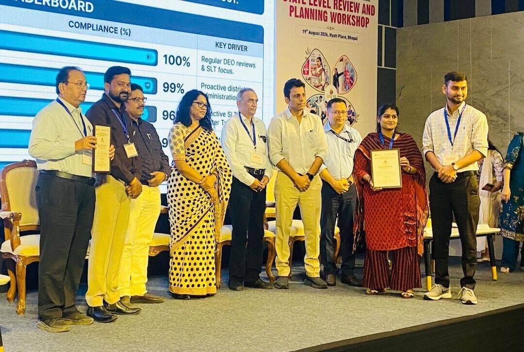 उमंग कार्यक्रम के प्रभावी क्रियान्वयन में नीमच ने रचा उत्कृष्टता का नया अध्याय
लगातार उत्कृष्ट प्रदर्शन पर राज्य स्तर पर जिले को मिला सम्मान
नीमच, 14 सितम्बर 2026। कलेक्टर श्री हिमांशु चंद्रा के मार्गदर्शन में स्कूल शिक्षा विभाग एवं राष्ट्रीय स्वास्थ्य मिशन के अंतर्गत संचालित उमंग कार्यक्रम का जिले में प्रभावी एवं परिणामदायी क्रियान्वयन किया जा रहा है। विद्यार्थियों के समग्र विकास, मानसिक स्वास्थ्य, जीवन कौशल एवं सकारात्मक सोच को बढ़ावा देने के उद्देश्य से संचालित इस कार्यक्रम में नीमच जिले ने विगत वर्षों में लगातार उत्कृष्ट प्रदर्शन करते हुए उल्लेखनीय उपलब्धि हासिल की है।
जिले के विद्यालयों में उमंग कार्यक्रम के अंतर्गत विभिन्न गतिविधियों, प्रशिक्षण एवं जागरूकता कार्यक्रमों का नियमित आयोजन किया जा रहा है। शिक्षकों को प्रशिक्षित कर कार्यक्रम की अवधारणा एवं उद्देश्यों को विद्यार्थियों तक प्रभावी ढंग से पहुंचाया गया है। विद्यार्थियों की सक्रिय सहभागिता सुनिश्चित करते हुए विद्यालयों में ऐसा सकारात्मक एवं सहज वातावरण विकसित करने के प्रयास किए जा रहे हैं, जहां विद्यार्थी अपनी भावनाओं, समस्याओं एवं विचारों को खुलकर व्यक्त कर सकें।
कलेक्टर श्री हिमांशु चंद्रा के मार्गदर्शन में कार्यक्रम के प्रभावी क्रियान्वयन, नियमित मॉनिटरिंग एवं सतत समीक्षा पर विशेष जोर दिया जा रहा है। स्वास्थ्य एवं शिक्षा विभाग के मार्गदर्शन में मास्टर ट्रेनर, शिक्षक, प्राचार्य, मेंटर्स एवं मैदानी अमले द्वारा सक्रिय सहभागिता के साथ कार्यक्रम को प्रभावी रूप से संचालित किया जा रहा है। कार्यक्रम की गुणवत्ता में निरंतर सुधार के लिए आवश्यक नवाचार एवं गतिविधियां भी की जा रही हैं।
इन सामूहिक प्रयासों का परिणाम है कि नीमच जिले ने उमंग कार्यक्रम में विगत वर्षों में लगातार उत्कृष्ट प्रदर्शन किया है। हाल ही में राज्य स्तर पर आयोजित उमंग कार्यशाला में जिले के उत्कृष्ट प्रदर्शन को मान्यता देते हुए सम्मानित कर पुरस्कार प्रदान किया गया।
नीमच जिले की यह उपलब्धि विद्यार्थियों के उज्ज्वल भविष्य एवं उनके समग्र विकास के प्रति जिला प्रशासन की प्रतिबद्धता को दर्शाती है। उमंग कार्यक्रम के माध्यम से विद्यार्थियों में स्वास्थ्य के प्रति जागरूकता के साथ जीवन कौशल, आत्मविश्वास, सकारात्मक सोच एवं भावनात्मक अभिव्यक्ति को बढ़ावा देने के प्रयास निरंतर जारी हैं। जिले में कार्यक्रम के प्रभावी क्रियान्वयन की यह पहल अन्य जिलों के लिए भी अनुकरणीय उदाहरण के रूप में सामने आई है।
Jansampark Madhya Pradesh
Department of School Education, Madhya Pradesh
<nis:link nis:type=tag nis:id=neemuch nis:value=Neemuch nis:enabled=true nis:link/>
<nis:link nis:type=tag nis:id=नीमच nis:value=नीमच nis:enabled=true nis:link/>